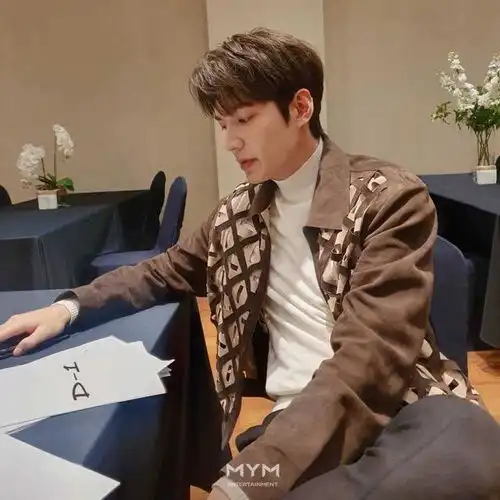 李敏镐超帅气回归永远的君主发布会现场帅气到让人流口水