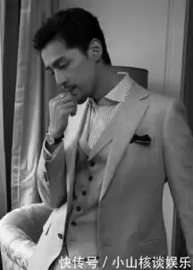 胡歌身穿灰色西装更显成熟稳重自曝想拍制服戏