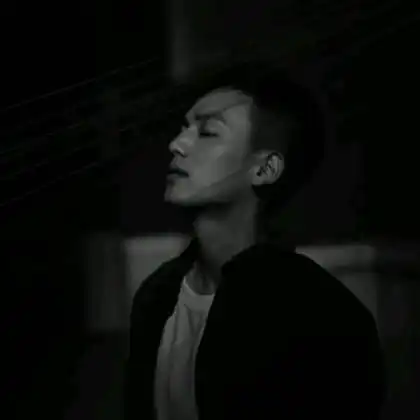 冷酷无情的男生头像黑白封闭了世界