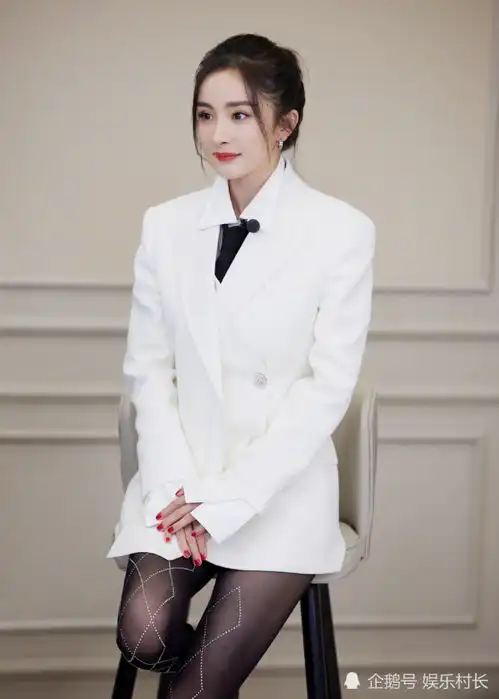杨幂加盟上线吧华彩少年,身份标签堪比易烊千玺,却被吐槽无才艺不配
