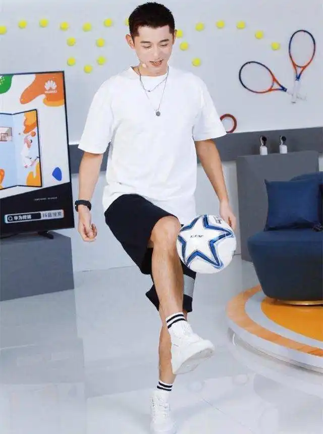 张继科陪张蕊去妇产医院,身边小男孩身份引热议