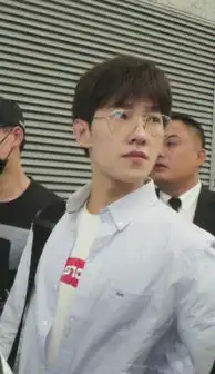 当红明星机场素颜照孟美岐呆萌,谢娜憔悴,罗云熙法令纹明显