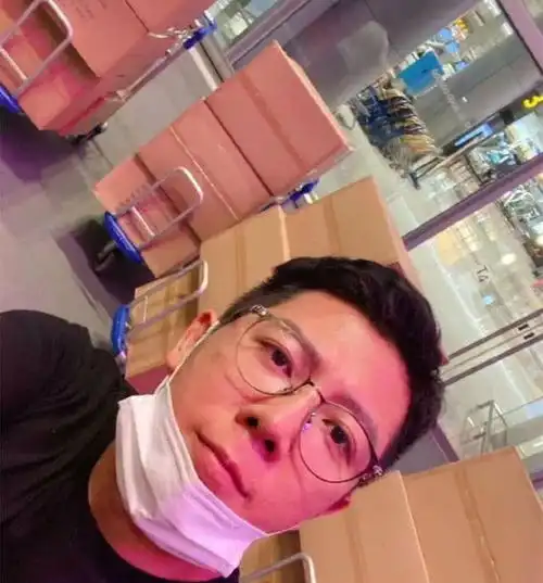 谢霆锋凌晨为抗击疫情录制新歌,网友留言从日本玩美回来了