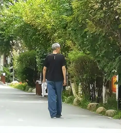 男人到了六七十岁,建议别穿这4种老头装,显老土气还很油腻