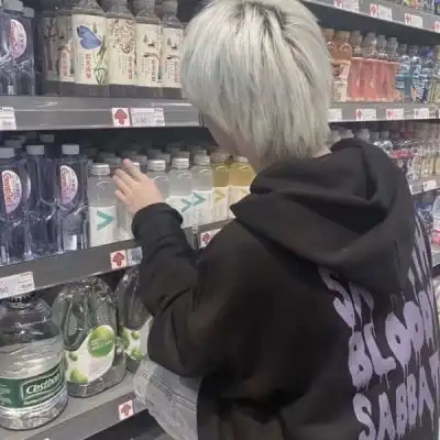 男生头像这个世界很沮丧,但总会照进阳光