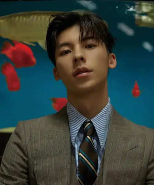 想见你男主许光汉挑战复古西装,昔日温暖男孩霸气转身太震撼