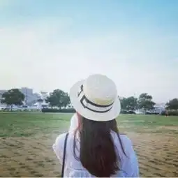 戴帽子女生头像要酷