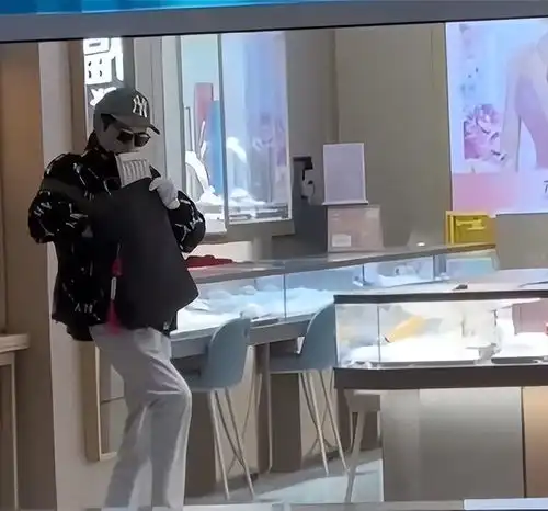 杭州金店被抢,路人淡定围观,抢劫男子身份曝光,作案动机成谜