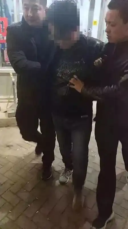 黑夜中,潍坊女子被男子持刀抵住胸口天冷了,千万小心