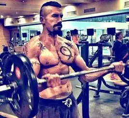 被誉为好莱坞动作电影的支柱一身肌肉媲美健美冠军