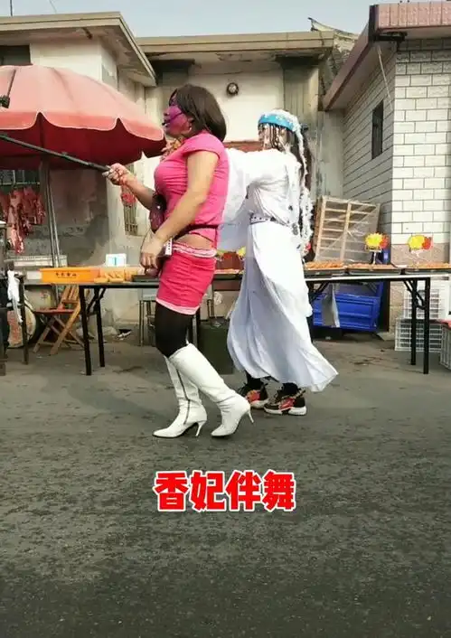 烟台一男子穿粉红色短裙在集市直播,浓妆艳抹,网友辣眼睛
