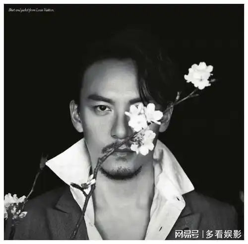 张震的泡面头,胡渣,冷酷的眼神,彰显出一种成熟稳重的男人味