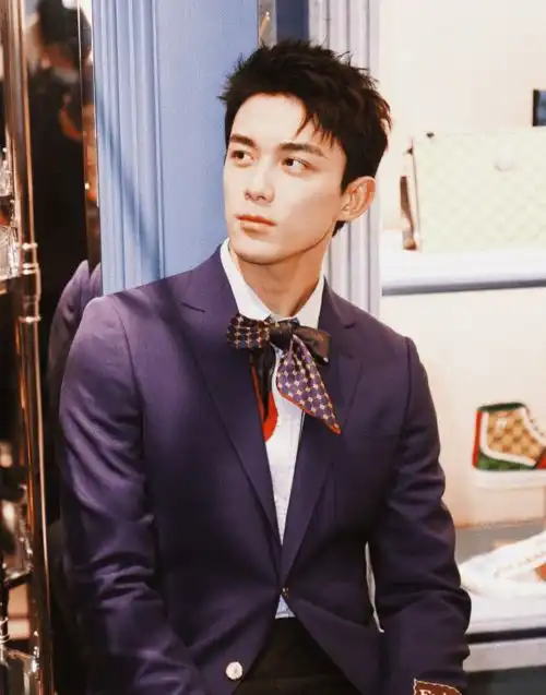 露腹肌打擦边这届内娱年下男明星都这么野的吗