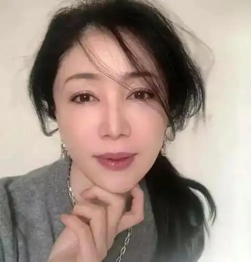 日本和中国的两个中年美女