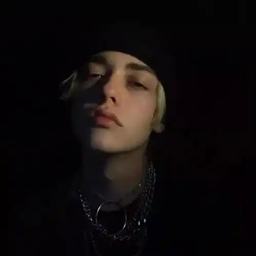 玩世不恭的颓废男人