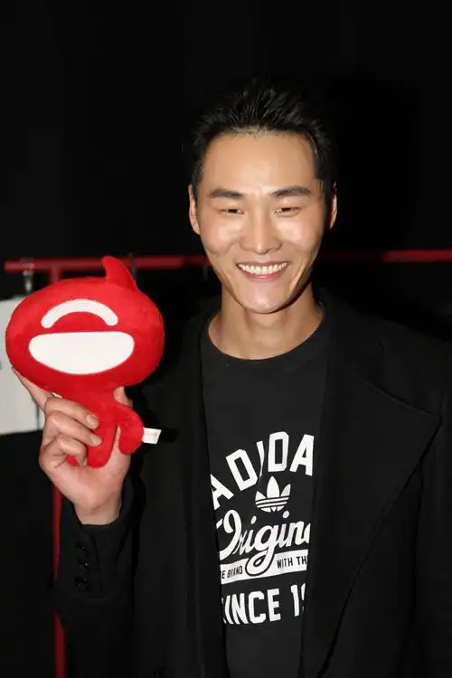 小眼睛超模李振男模最不讲究的就是帅