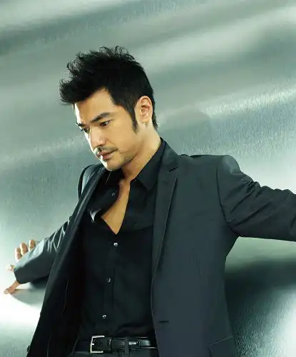 时尚男明星的胡子造型