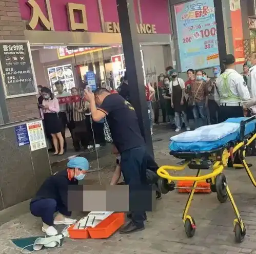 揪心12岁男孩从知名商场平台坠落颅脑重伤仍昏迷