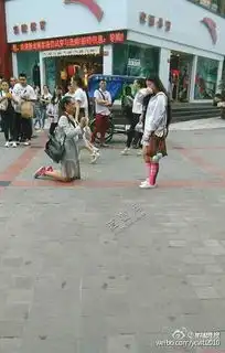 北京彩虹地铁现男男求婚不送钻戒送手表