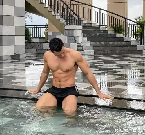 穿着白衬衫秀身材的肌肉型男,尽显男子气概