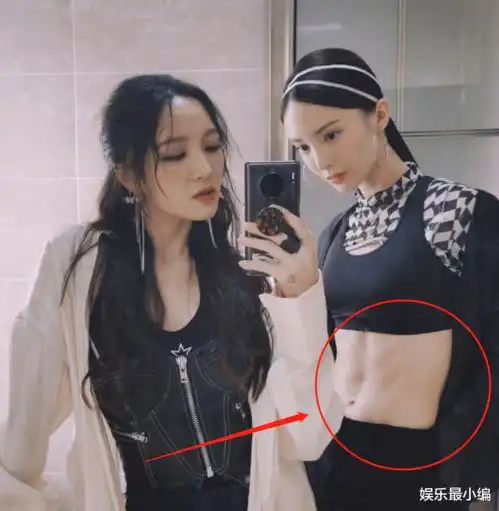 孟佳晒与金晨合照,两人朋友圈互动超有爱,我却在关注金晨的腹肌