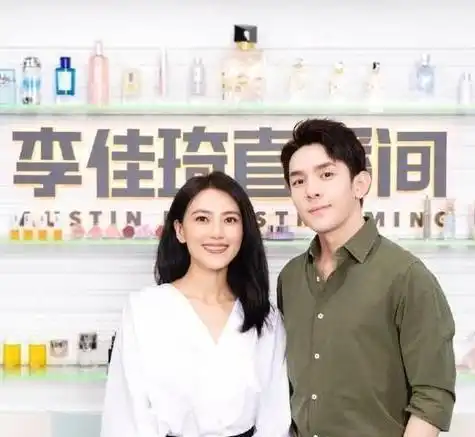高圆圆与男星贴脸合影,气质是真清纯,衬得同龄人都像老阿姨