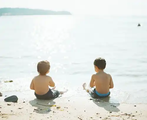 互相打,互相闹,同手同脚的我们一起成长