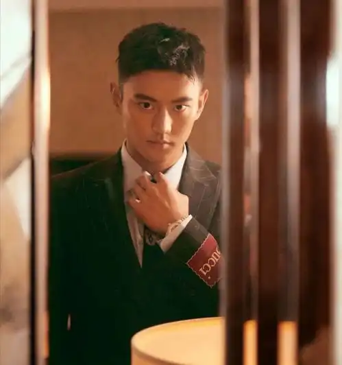 前泳坛名将穿绿色泳裤秀腹肌,13秒水上滑梯小视频引热议