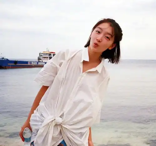 女明星们都是天生丽质吗看看17岁的周冬雨,整没整容一目了然