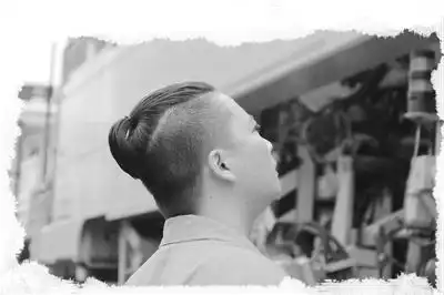 工班里扎小辫的男人