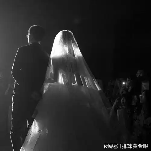 张常宁丧父后首度发声社媒头像变黑白,过早结婚原因恐已揭晓