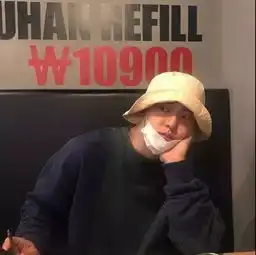 小哥哥头像刚开始是假装坚强,后来就真的坚强了
