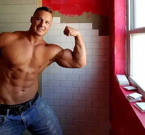 主业是装修工的健身网红,靠一身肌肉贴砖生意不断,收入很可观