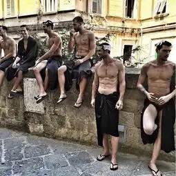 组图雕塑公园男模半裸待走秀身材颜值逆天