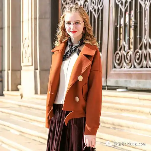 欧美街拍长款风衣搭配,演绎优雅女人味
