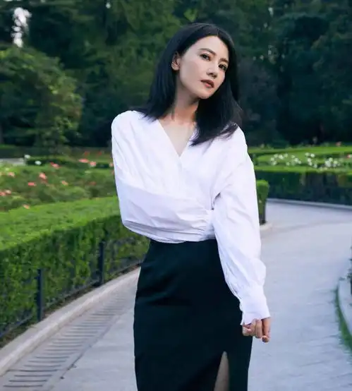 穿白衬衫的刘诗诗美到犯规早秋第一件单品,选它准没错