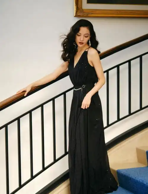 钟楚曦太适合港风了,一袭黑色长裙配大波浪,不仅斩男还很斩女