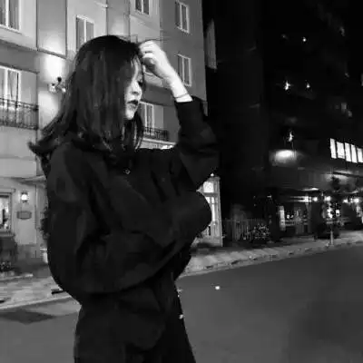 好看的黑白背影女头霸气孤独背影女头像