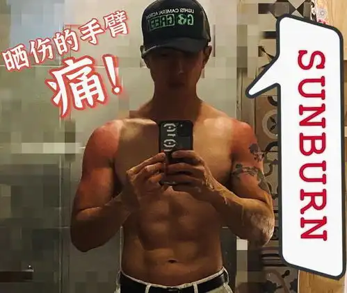 八块腹肌的吴尊简直是猛男中的硬汉,猛然一看貌似穿了白背心,其实呢.....