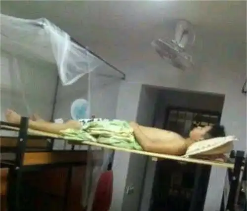 内涵段子在宿舍打牌的舍友们玩上瘾了