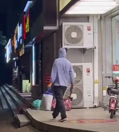 山东日照一男子手提斧头打劫周六福珠宝店,警方嫌疑人已抓获归案