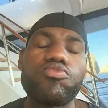 杜兰特自拍似屌丝男士,雷阿伦撞脸宋小宝詹姆斯一言难尽