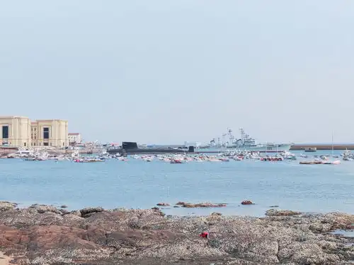 有没有qq头像和背景是一套的可以连在一起的情侣头像也行ω