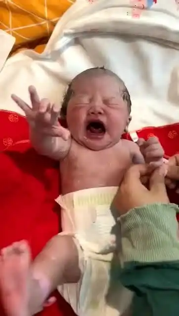 宝宝刚出生的时刻,真可爱