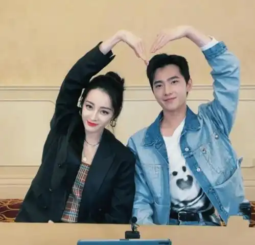 杨洋终于谈恋爱了和王楚然马尔代夫热吻,太般配了