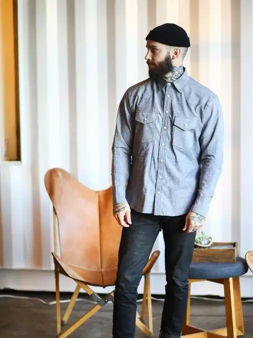 时髦不一定选运动风,秋冬皮靴牛仔裤也很抢眼,会穿更有男人味