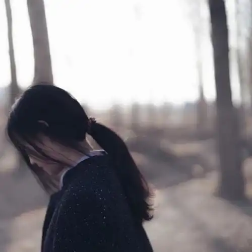 男生为一个女生这这三种事,那么在他心里你比什么都重要低头