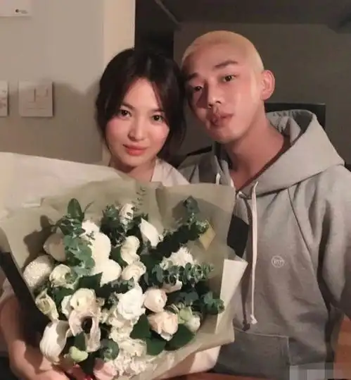 宋慧乔刘亚仁聚会合照曝光,两人紧密依偎友情坚固