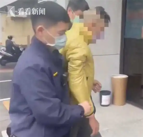 不满店员提醒戴口罩男子朝天鸣枪恐吓