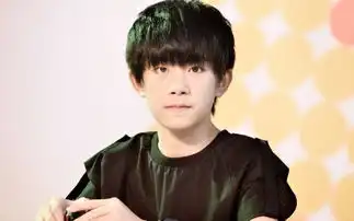 蓝朋友报到易烊千玺戴金丝眼镜超斯文获粉丝簇拥目不斜视